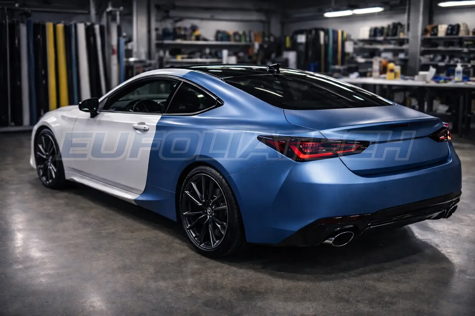 Félkész karosszéria fóliázás színváltó wrap munkánál műhelyben