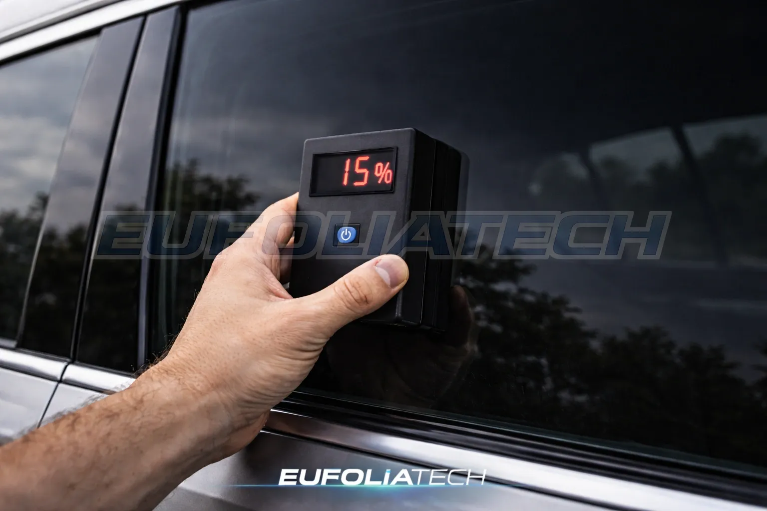 Autófólia VLT fényáteresztés mérés műszerrel autó üvegen